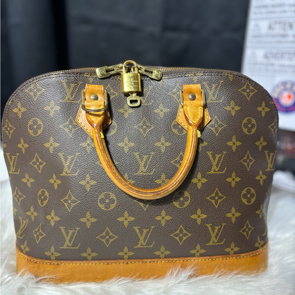 Vintage Louis Vuitton alma bag withluggage tag and Lv lock & key 🔐